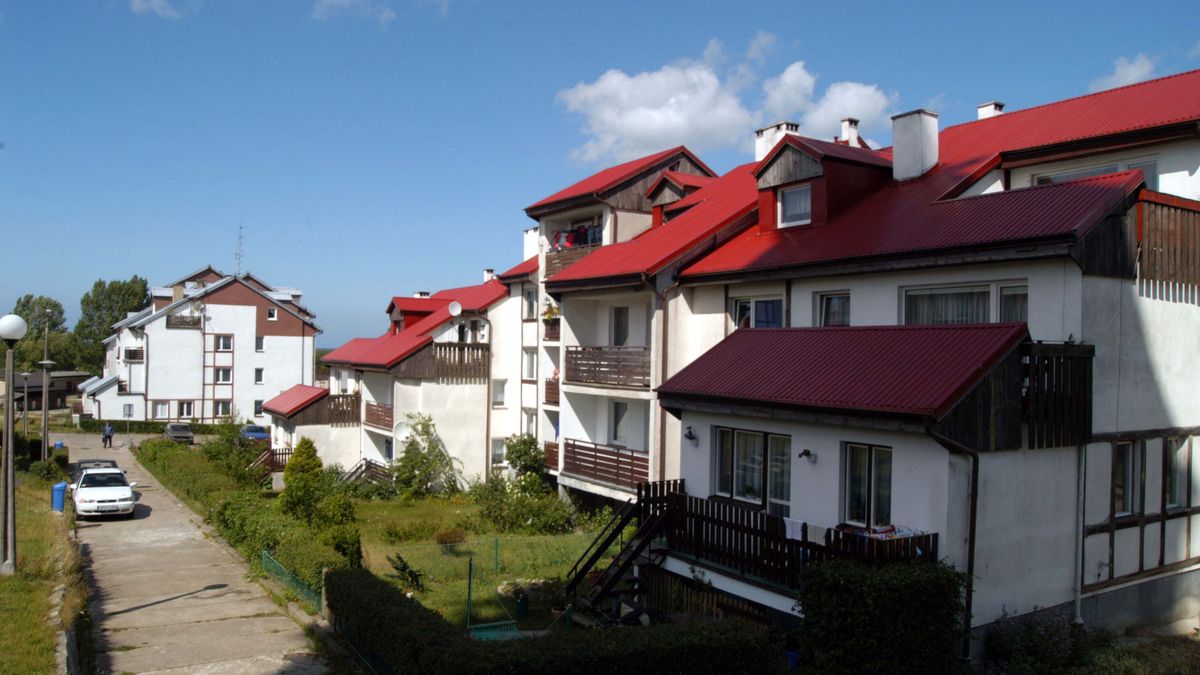 W�adys�awowo centrum
W�adys�awowo 24.06.2003.W�adys�awowo - osiedle mieszkaniowe w centrum miasta. 
PAP-Stefan Kraszewski. DG
sk/bp
Stefan Kraszewski
dom, domy, jednorodzinne, jednorodzinny, mieszkaniowe, osiedle