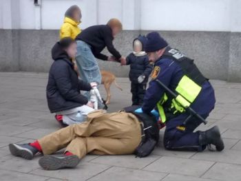 Rodzinny spacer zmienił się w dramat. Dzieci pochylały się nad ojcem