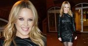 52-letnia Kylie Minogue pokazuje zgrabne nogi i śnieżnobiałe ząbki na spacerze (ZDJĘCIA)