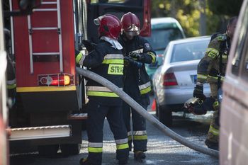 Pożar samochodu w Rudzie Śląskiej. Na ulicy Niedurnego zapalił się dostawczak. Droga koło Huty Pokój była zablokowana