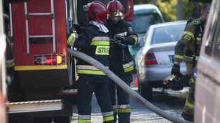 Pożar samochodu w Rudzie Śląskiej. Na ulicy Niedurnego zapalił się dostawczak. Droga koło Huty Pokój była zablokowana