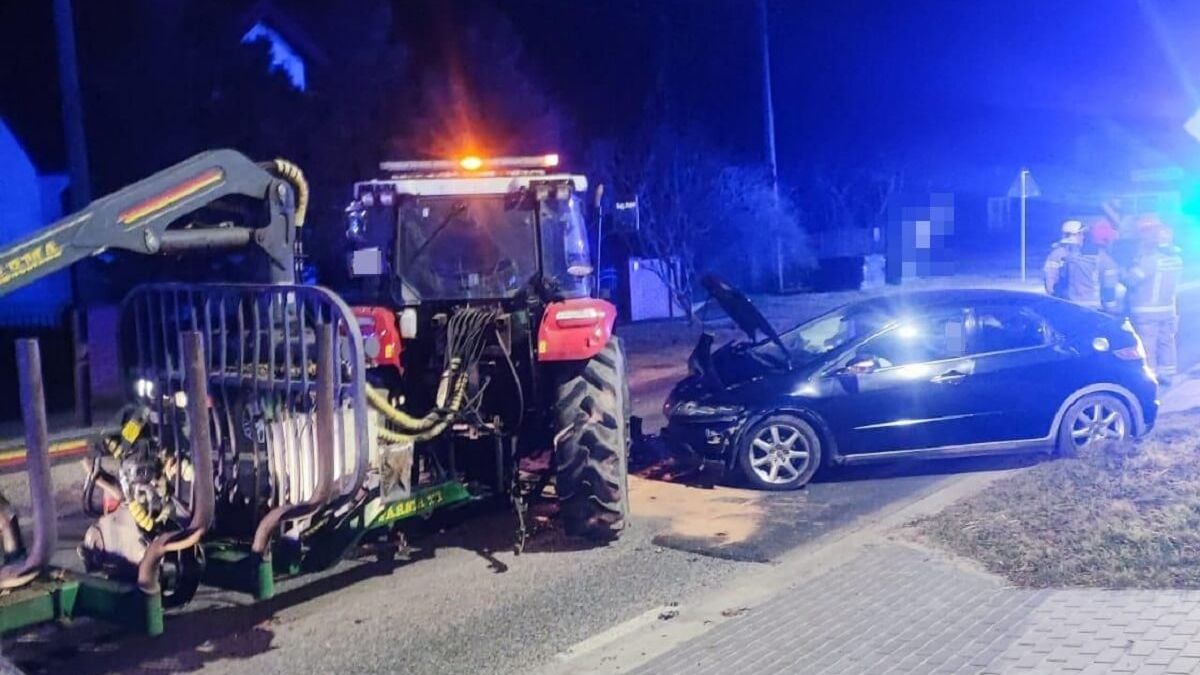 Samochód zderzył się z traktorem
