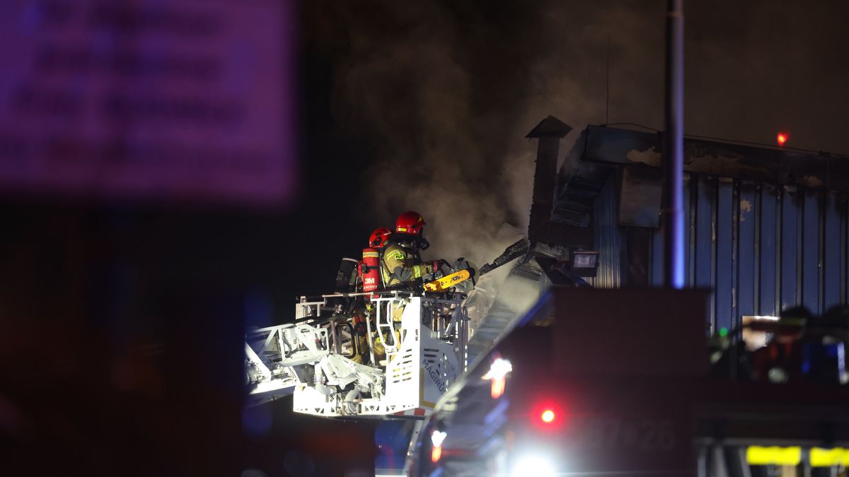 Rybnik, 19.02.2025. Pożar hali produkcyjno-magazynowej w Rybniku, 19 bm. W akcji gaśniczej bierze udział 10 zastępów straży pożarnej. Pożar nie jest opanowany. (sko) PAP/Michał Meissner