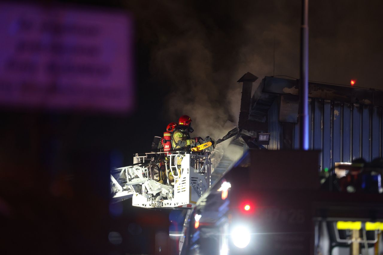 Pożar hali w Rybniku. Z ogniem walczyło kilkudziesięciu strażaków