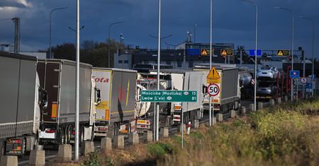 Granica stoi. Gigantyczny korek na 35 km