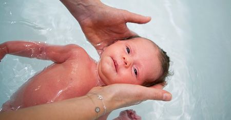 Wykąpała dziecko w wybielaczu. To powszechna praktyka na oddziałach pediatrycznych?