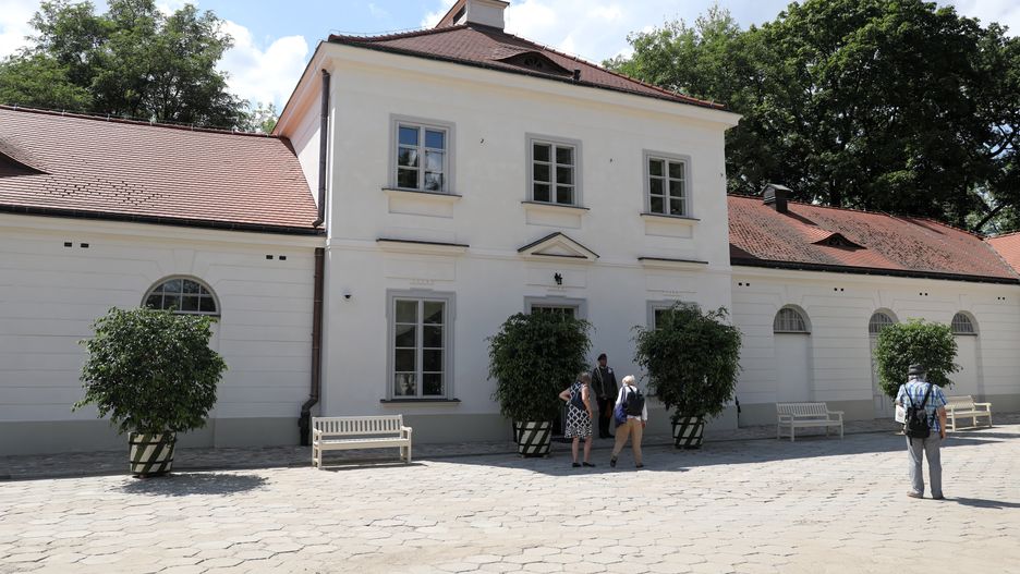 Warszawa, 20.07.2021. Odrestaurowny budynek Stajni Kubickiego, 20 bm. na terenie Muzeum Łazienki Królewskie w Warszawie.  Dzięki współfinansowanemu ze środków UE projektowi w budynku, zwanym Podkową, powstała unikalna przestrzeń edukacyjna i wystawiennicza. (kf) PAP/Albert Zawada