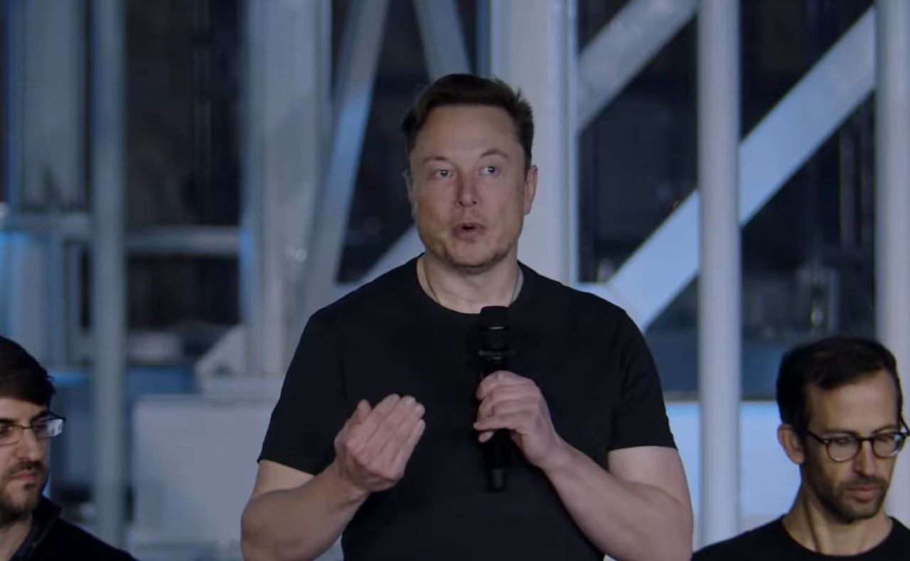 Elon Musk przemawia podczas Investor Day 2023