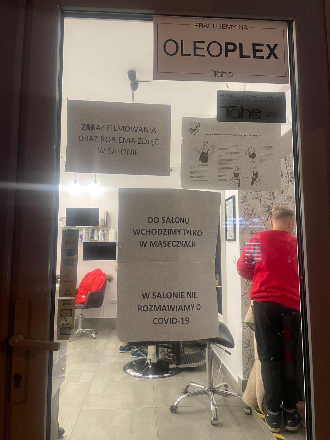 Kartka na jednym z pruszkowskich salonów fryzjerskich
