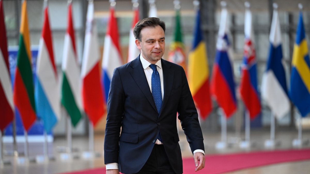 Bruksela, Belgia, 12.05.2025. Przewodnictwo Polski w Radzie UE. Minister finansów RP Andrzej Domański po przyjeździe na posiedzenie eurogrupy w tzw. formacie inkluzywnym (rozszerzonym o kraje spoza strefy euro), 12 bm. w Brukseli. (mr) PAP/Wiktor Dąbkowski