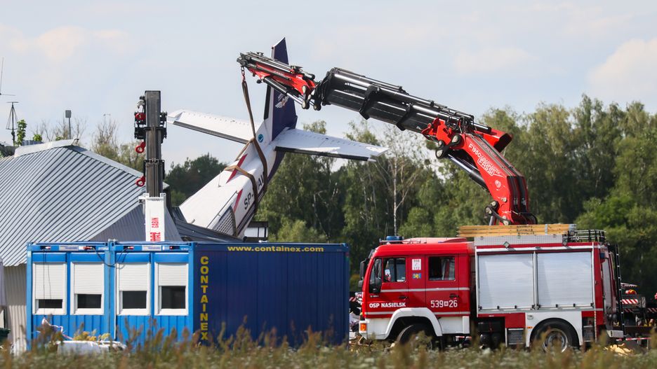 Próba wydobycia samolotu wbitego w budynek w Chrcynnie