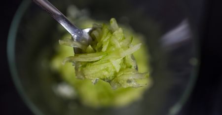 Jedz, a pożegnasz worki pod oczami. Będziesz wyglądać o wiele młodziej