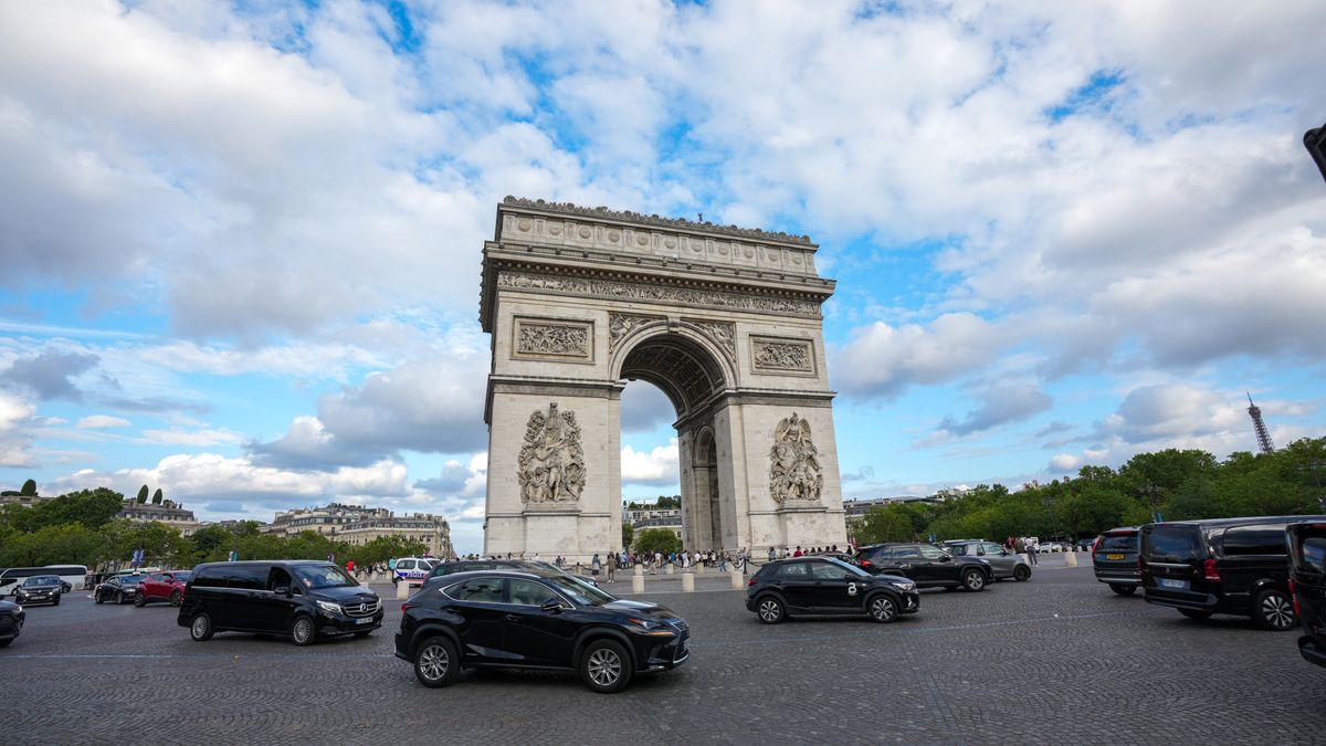 PARIS, FRANCE - JULY 22: A view of traffic jam due to increased security measures at Arc de Triomphe before the opening of Paris 2024 Olympics on July 22, 2024 in Paris, France. The Paris Olympics will be held from July 26 to August 11. (Photo by Aytac Unal/Anadolu via Getty Images)