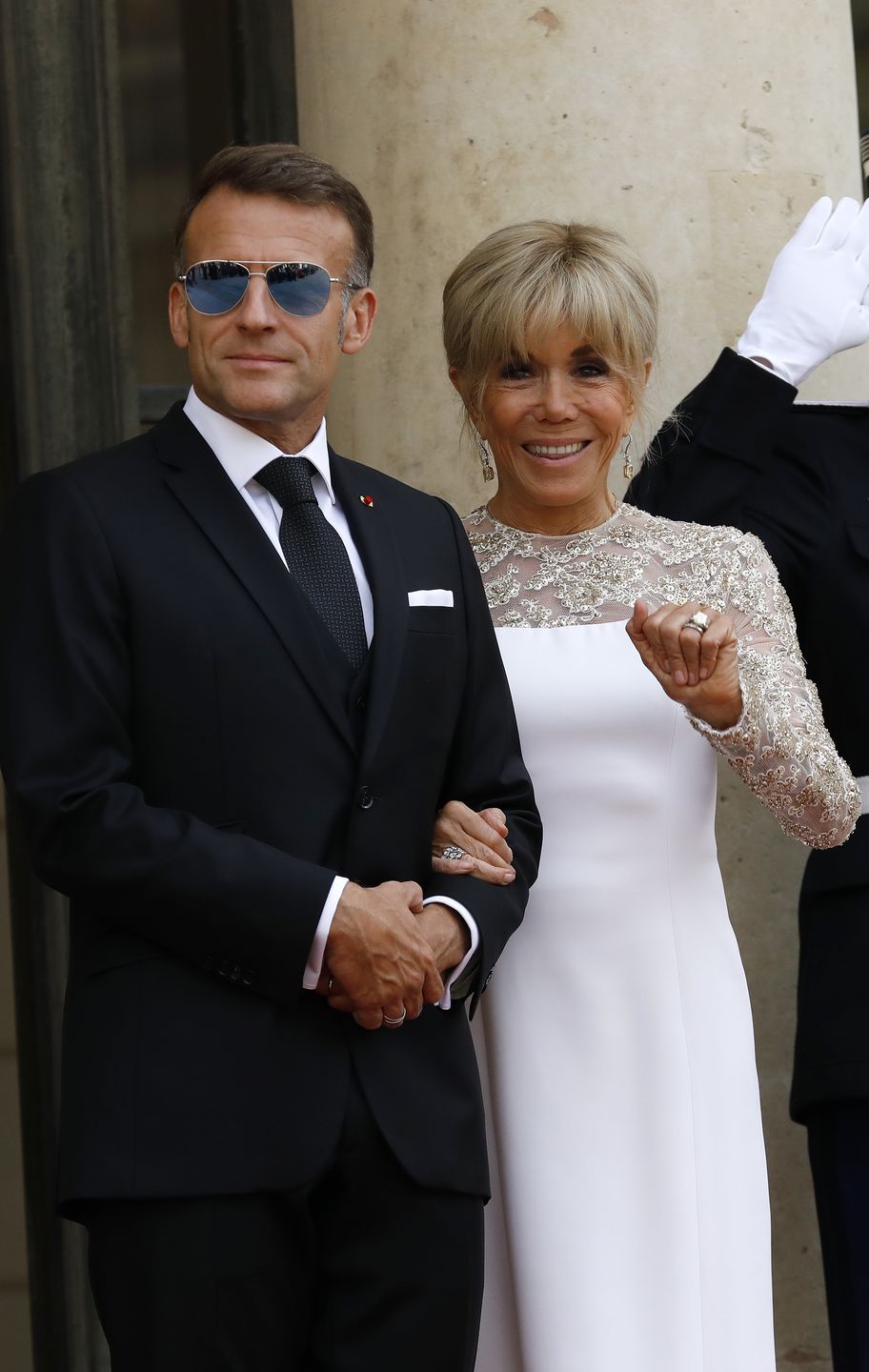 Emmanuel i Brigitte Macronowie witają króla Tajlandii z żoną