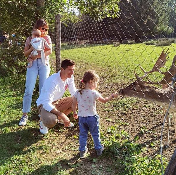 Anna Lewandowska i Robert Lewandowski z córkami