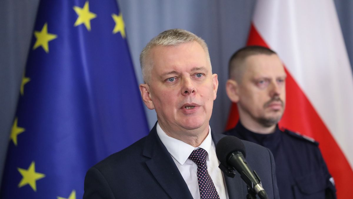Białystok, 13.01.2025. Minister spraw wewnętrznych i administracji, koordynator służb specjalnych Tomasz Siemoniak podczas konferencji prasowej w Podlaskim Urzędzie Wojewódzkim w Białymstoku, po odprawie z szefami służb w regionie, 13 bm. (mr) PAP/Artur Reszko ***Do tego materiału zdjęciowego dostępna jest również depesza w systemie CSI, pt.: Siemoniak: w ciągu dwóch lat do Podlaskiego SG trafi 500 nowych funkcjonariuszy***