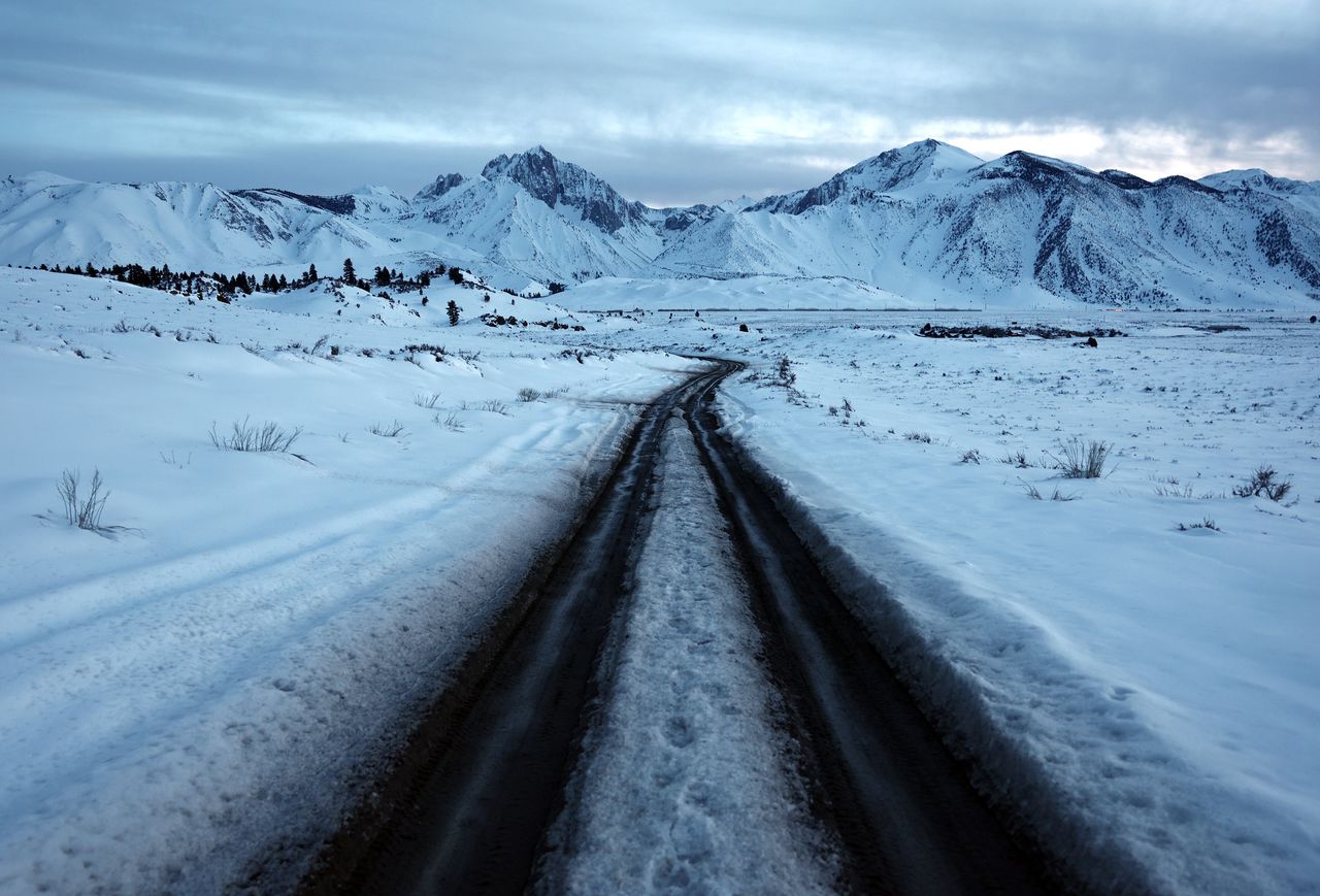 Blizzard warning: Heavy snow in North California - over 10 feet of snow