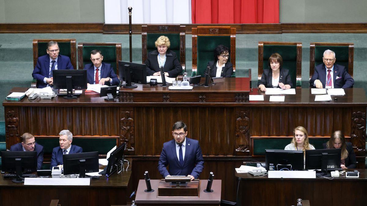 Warszawa, 07.11.2022. Zastępca Rzecznika Praw Pacjenta Grzegorz Błażewicz przemawia podczas VIII sesji sprawozdawczo-wyborczej Obywatelskiego Parlamentu Seniorów, 7 bm. w Sejmie w Warszawie. (amb) PAP/Leszek Szymański