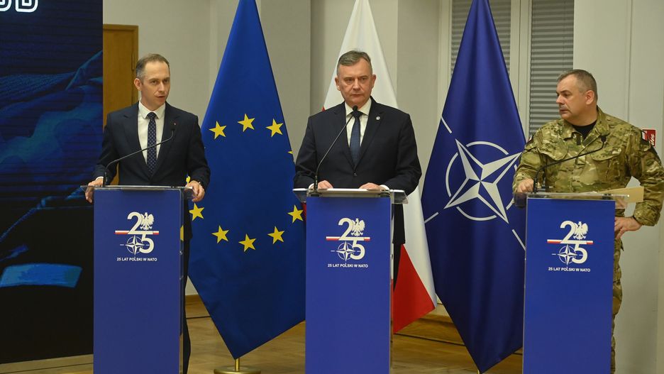 Warszawa, 10.07.2024. Szef Sztabu Generalnego Wojska Polskiego gen. Wiesław Kukuła (P) oraz wiceministrowie obrony narodowej Cezary Tomczyk (L) i Paweł Bejda (C) na konferencji prasowej w siedzibie Sztabu Generalnego WP w Warszawie, 10 bm. Podczas spotkania została przedstawiona informacja na temat działań podejmowanych w celu wzmocnienia wschodniej granicy Polski oraz aktualnych prac w ramach programu Tarcza Wschód. (jm) PAP/Piotr Nowak