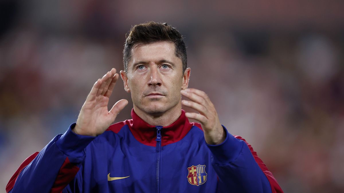 MADRID, SPAIN - AUGUST 27: Robert Lewandowski of FC Barcelona  during the LaLiga EA Sports  match between Rayo Vallecano v FC Barcelona at the Campo de Futbol de Vallecas on August 27, 2024 in Madrid Spain (Photo by Rico Brouwer/Soccrates/Getty Images)