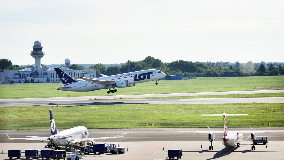Brak kontrolerów ruchu lotniczego spowodował liczne opóźnienia i odwołania rejsów, przede wszystkim na Lotnisku Chopina w Warszawie
