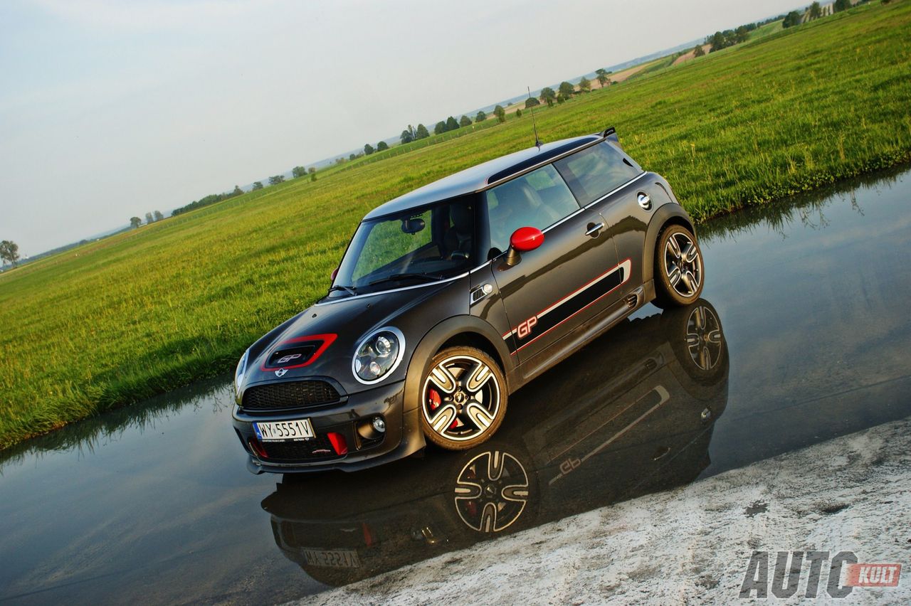 MINI JCW GP (1.6 T, 6 MT, 218 KM@6000, 280 Nm@1750, 0-100 km/h 6,3 s, 242 km/h)