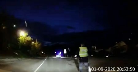 Nie zaciągnął ręcznego. Policjant musiał gonić radiowóz