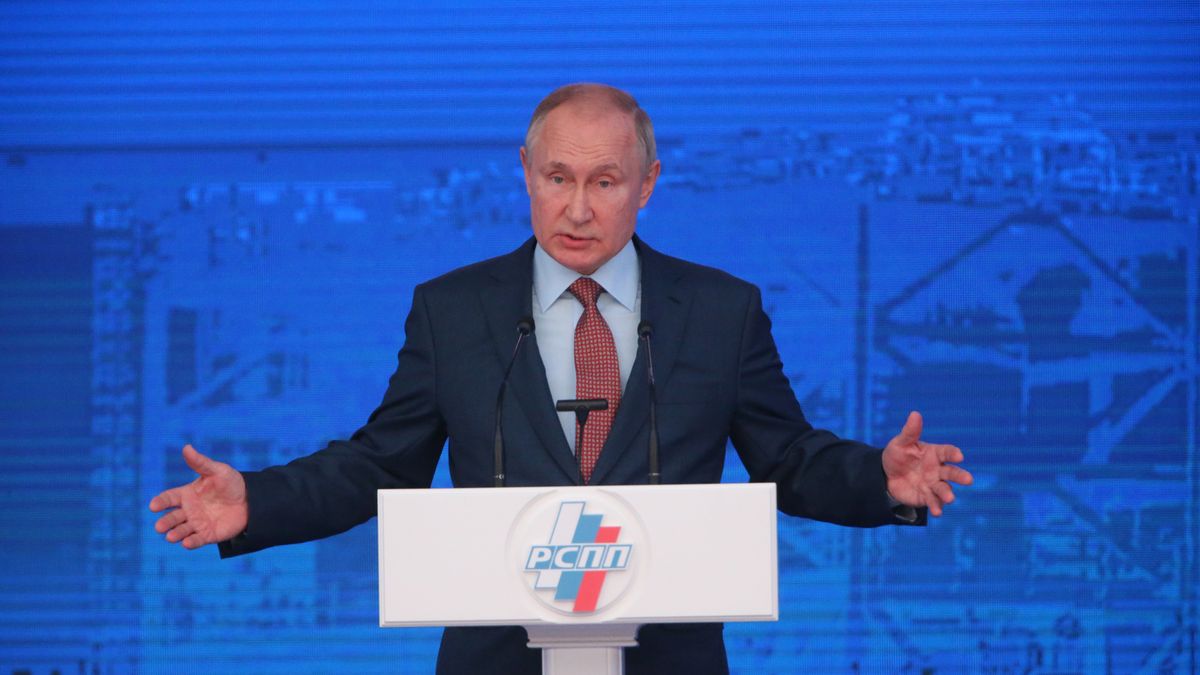 Russian President Vladimir Putin Atttends Russian Union Of Industrialists And Entrepreneurs Congress
MOSCOW, RUSSIA - DECEMBER 17 (RUSSIA OUT): Russian President Vladimir Putin talks during the plenary session of the 30th Congress of Russian Union of Industrialists and Entrepreneurs (RSPP) at the State Kremlin Palace, on December 17, 2021 in Moscow, Russia. Representatives of Russia's biggest business lobby gathered at the Kremlin for an annual congress. (Photo by Mikhail Svetlov/Getty Images)
Mikhail Svetlov