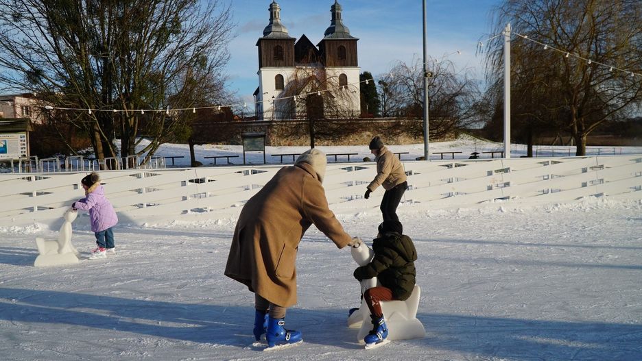 Zimowe lodowisko w Skokach.