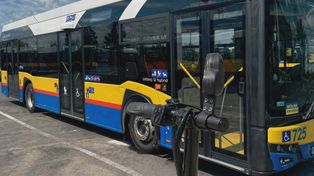 Płock: Hulajnoga pod autobusem. Apel policji