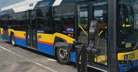 Płock: Zderzenie hulajnogi z autobusem na ul. Wyszogrodzkiej. Policja apeluje o ostrożność!