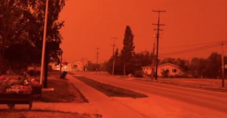 Kanada w ogniu. Przerażające, surrealistyczne krajobrazy nad Yellowknife