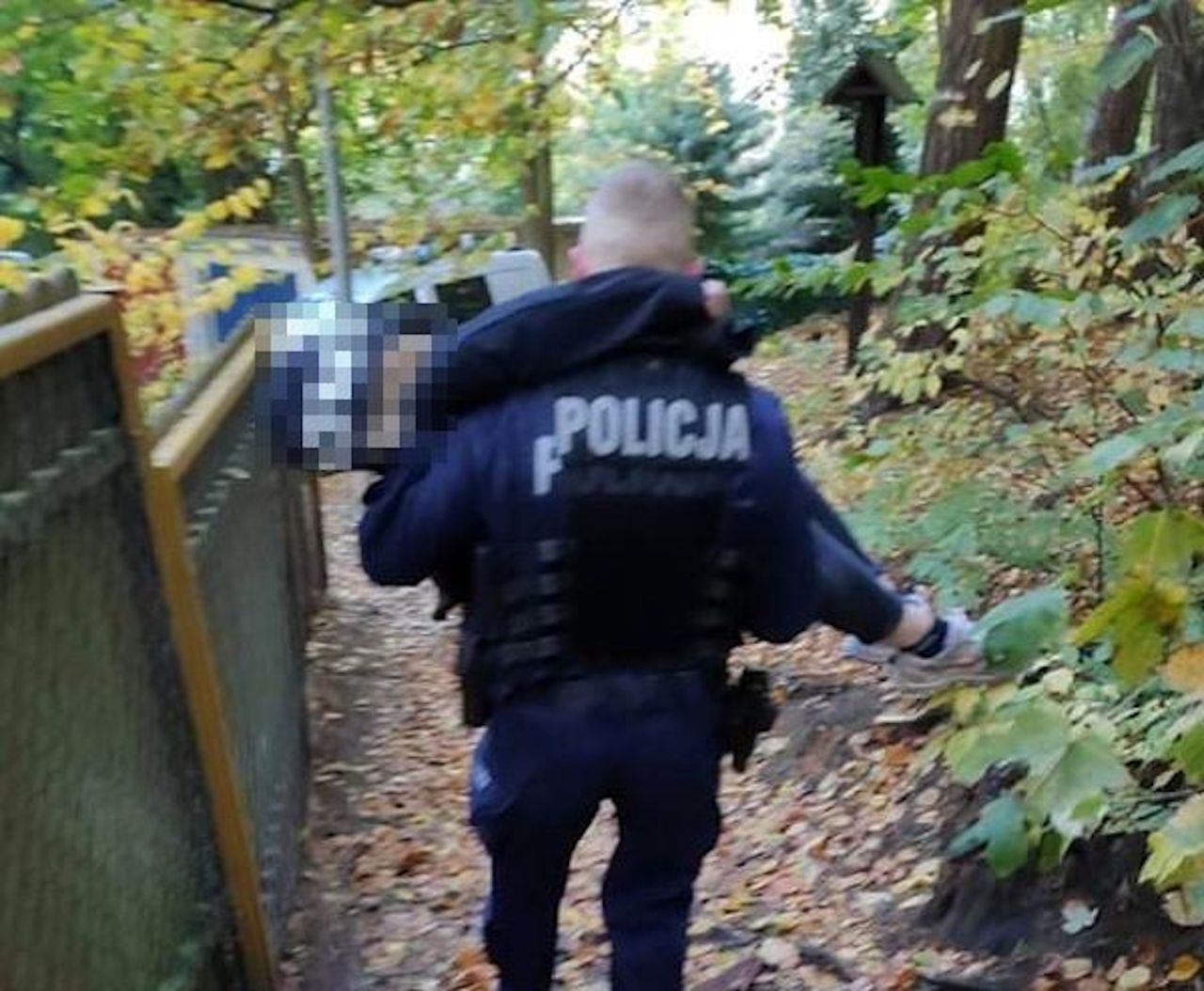 13-latka leżała na ławce w parku. Świadkowie wezwali pomoc