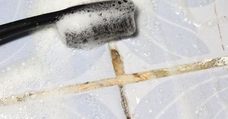 Wymieszaj i nałóż na fugi. Szybko pozbędziesz się brudu