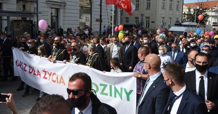 Warszawa. Prezydent Andrzej Duda na Marszu dla Życia i Rodziny