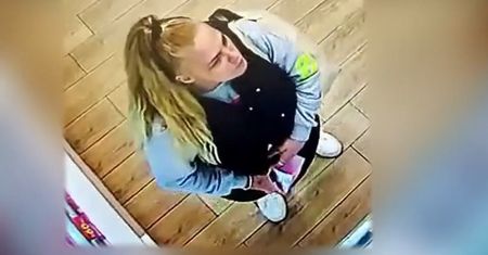 Szuka jej policja. Doszło do kradzieży perfum za 1500 zł