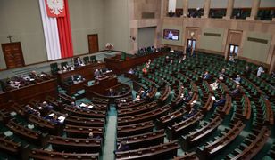 Najnowszy sondaż IBRIS dla WP. PiS traci poparcie. Hołownia wciąż na podium