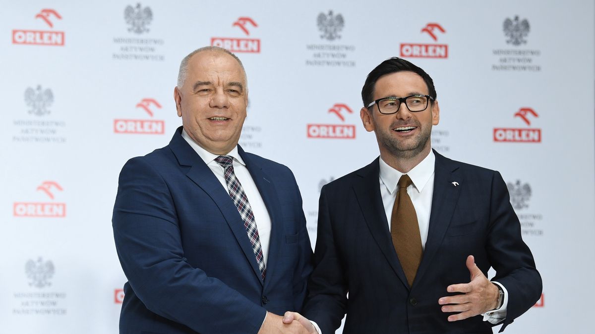 Jacek Sasin (po lewej) komentuje fuzję Orlenu i Lotosu.