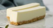 Kremowy i delikatny serniczek. To deser, który zachwyci wszystkich gości w Boże Ciało