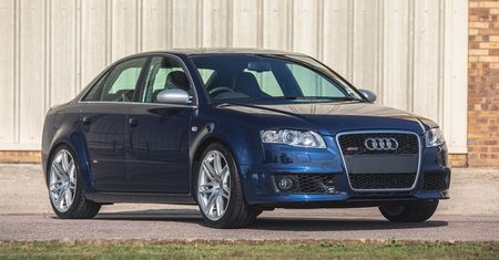 Audi RS4 B7 kiedyś będzie klasykiem. Ten praktycznie nowy egzemplarz to świetna baza