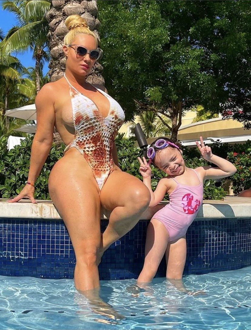 Coco Austin tłumaczy dlaczego karmi 5-letnią córkę piersią: "TERAZ NADAL MNIE CHCE"