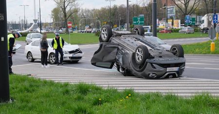 Dachowanie nissana na rondzie w centrum Lublina. Jego kierowca nie ustąpił pierwszeństwa przejazdu