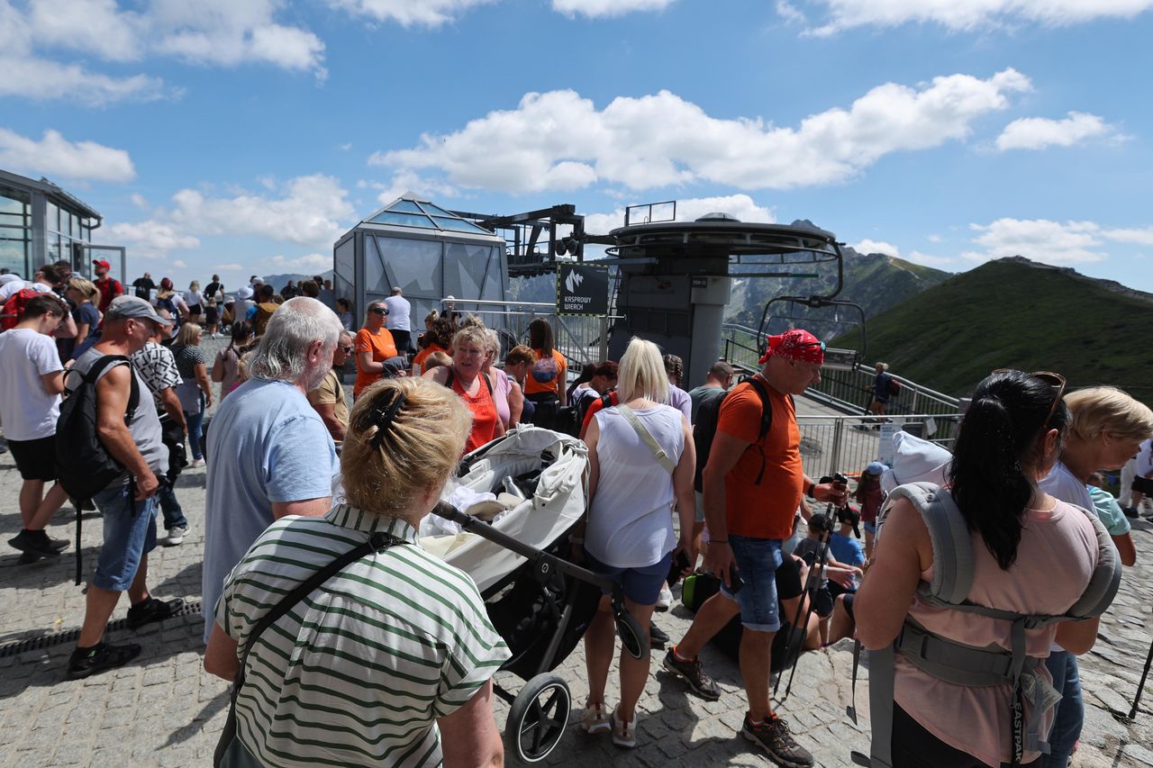 Tatry przeżywają istny najazd turystów, tłumy ludzi na odwiedziły w środę Kasprowy Wierch