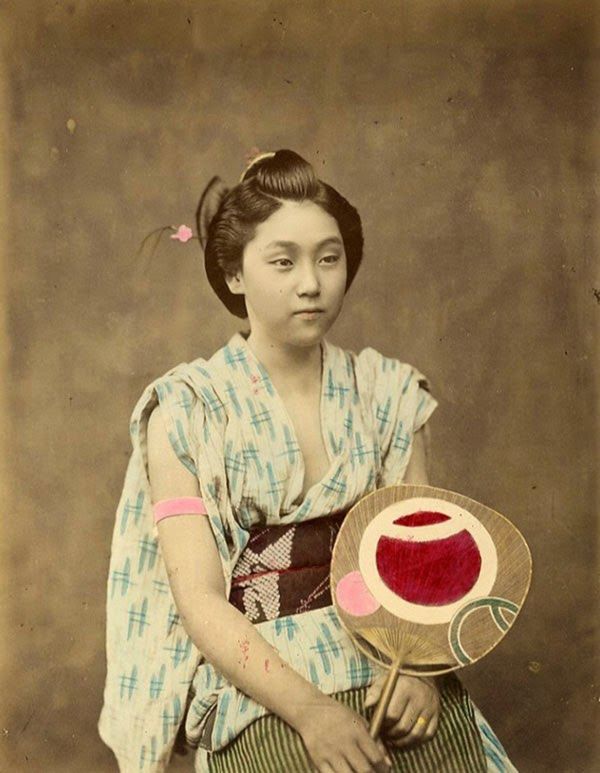 Zdjęcia zostały wykonane w latach 1863-1977 przez Felice Beato, który w tym czasie mieszkał w Jokohamie. Zdjęcia barwiono ręcznie co było bardzo czasochłonnym zajęciem.