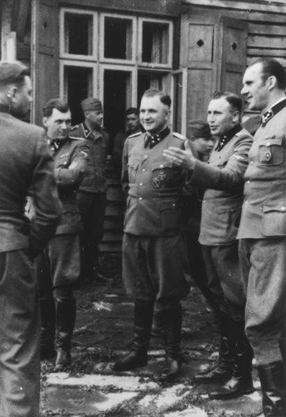 W Auschwitz Thilo był „cieniem” doktora Mengele (na zdj. drugi z lewej)