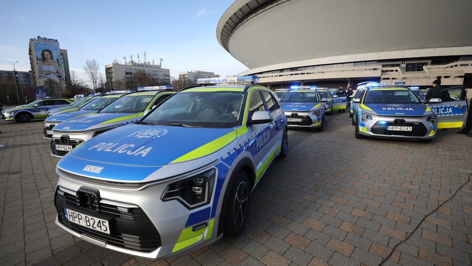 Nowe radiowozy dla śląskiej policji. 72 hybrydowe Kia Niro trafiły do funkcjonariuszy. Uroczyste przekazanie pod Spodkiem