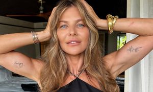 Włożyła skórzaną mini. Odważnie to za mało powiedziane