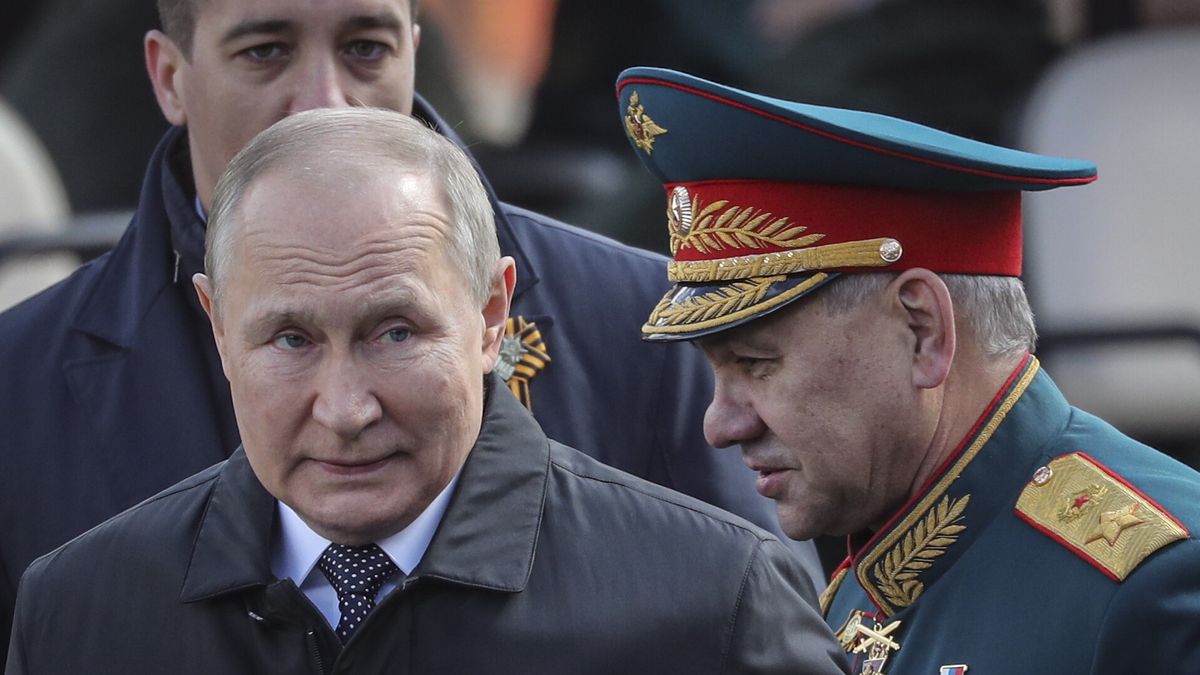 Russian President Vladimir Putin (L) and Russian Defense Minister Sergei Shoigu leave the Red Square after the Victory Day military parade in Moscow, Russia, 09 May 2022. Russia marks Victory Day,Â Nazi Germany's unconditional surrender in World War 2,Â with the annual parade in Moscow's Red Square on 09 May,Â after more than two months ofÂ attacks on Ukraine. EPA/MAXIM SHIPENKOV Dostawca: PAP/EPA.