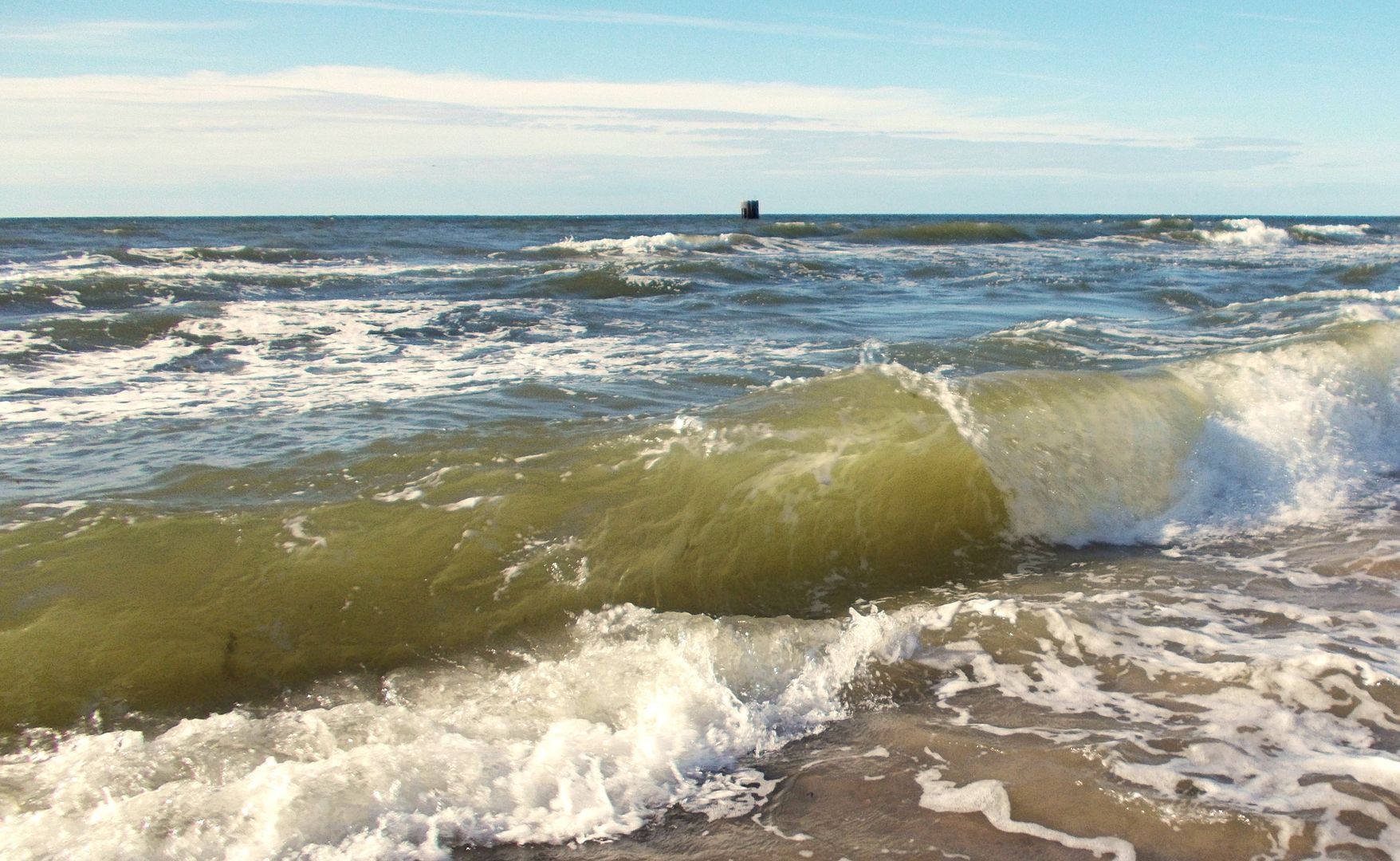 Polskie plaże zanieczyszczone. Znana jest przyczyna