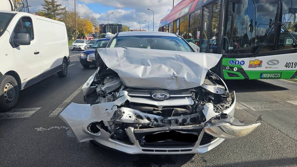 Uszkodzony ford po uderzeniu w tył opla na al. Solidarności